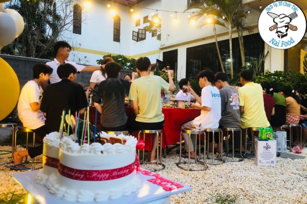 Kh&aacute;ch mời qu&acirc;y quần d&ugrave;ng tiệc 