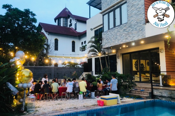 Khoảnh khắc kh&aacute;ch mời qu&acirc;y quần