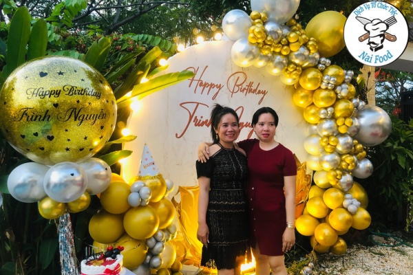Chị Trinh chụp h&igrave;nh với kh&aacute;ch mời