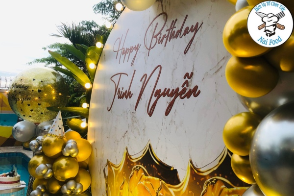 Backgruop sinh nhật do Naifood trang tr&iacute;