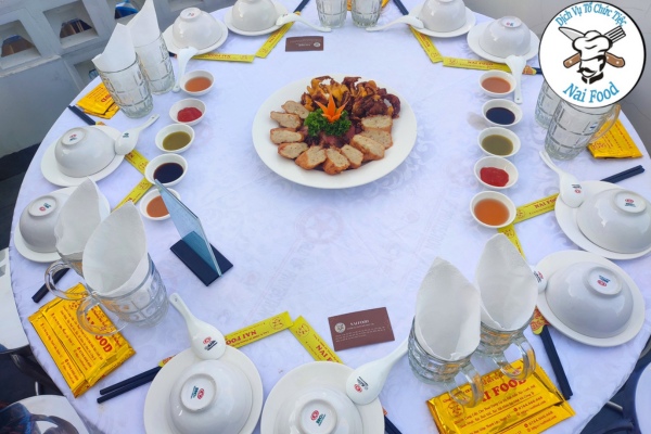 B&agrave;n tiệc sang trọng