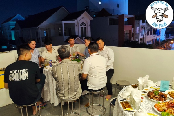 Kh&aacute;ch mời dự tiệc nh&agrave; anh Qu&acirc;n