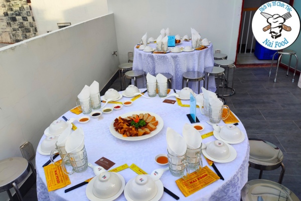 B&agrave;n tiệc được Naifood setup