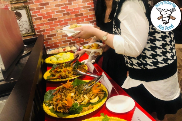 Kh&aacute;ch mời lựa chọn m&oacute;n ăn