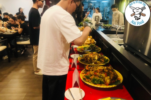 Kh&aacute;ch mời lựa chọn m&oacute;n ăn