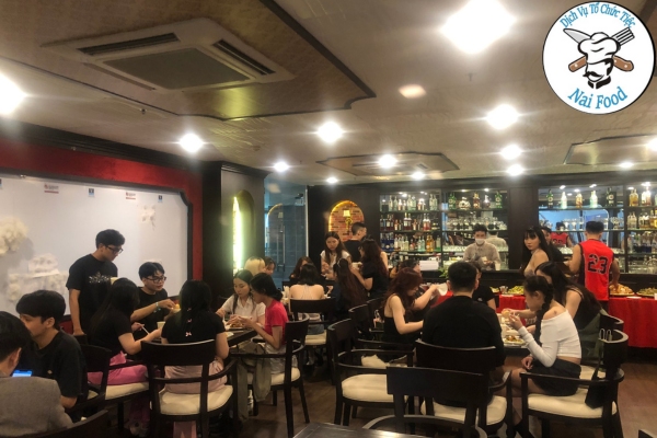 Kh&ocirc;ng gian của bữa tiệc buffet