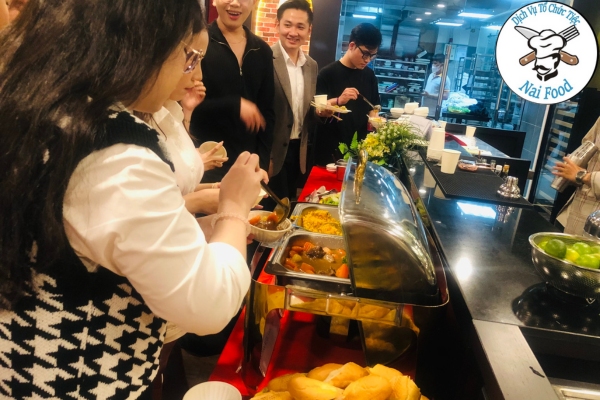 Sinh vi&ecirc;n lựa chọn m&oacute;n ăn