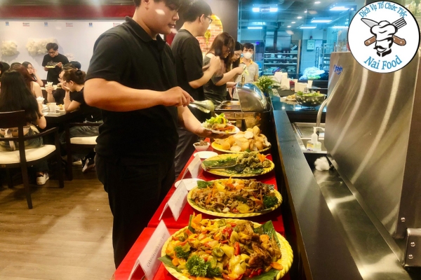 Sinh vi&ecirc;n lựa chọn m&oacute;n ăn