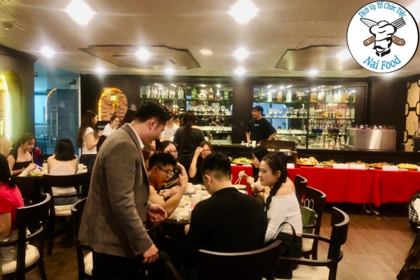 Kh&ocirc;ng gian bữa tiệc buffet