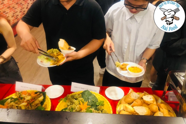 Kh&aacute;ch mời lựa chọn m&oacute;n ăn