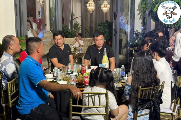 Kh&aacute;ch mời thanh dự bữa tiệc