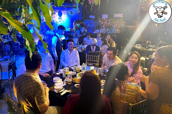 Kh&aacute;ch mời thanh dự bữa tiệc