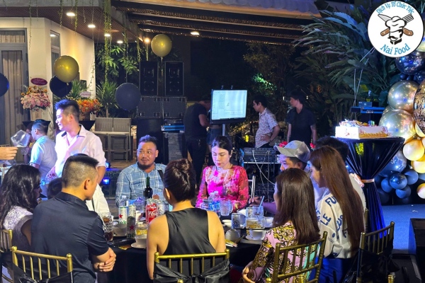 Kh&aacute;ch mời thanh dự bữa tiệc