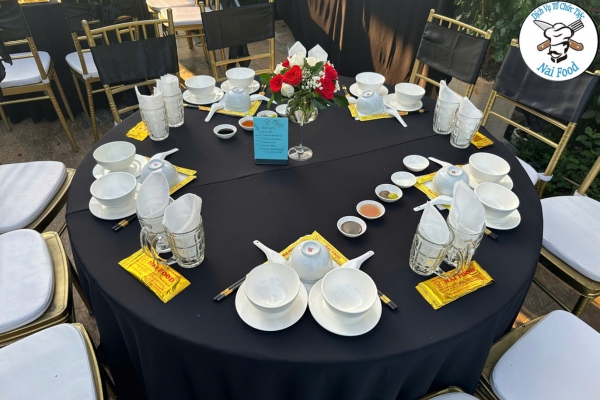 B&agrave;n tiệc Naifood setp cho ca sĩ Qu&aacute;ch Th&agrave;nh Danh