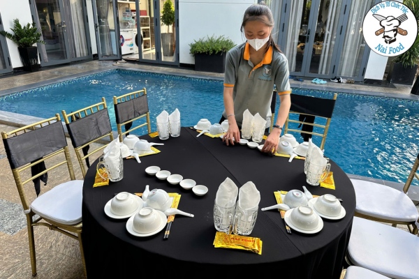 Nh&acirc;n vi&ecirc;n setup tiệc