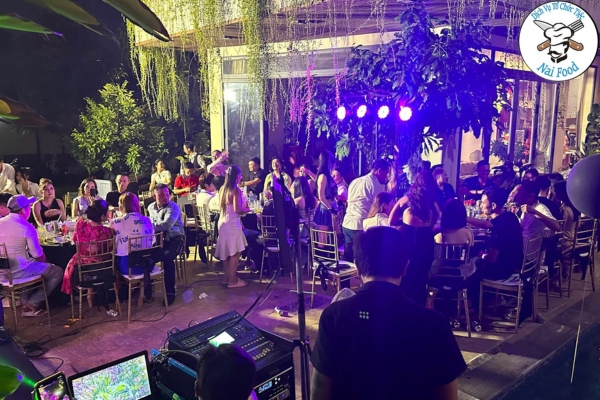 Kh&aacute;ch mời thanh dự bữa tiệc