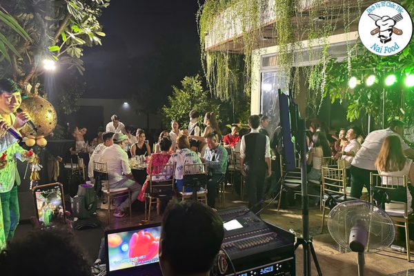 Kh&aacute;ch mời thanh dự bữa tiệc