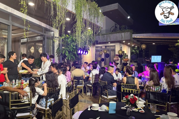 Kh&aacute;ch mời thanh dự bữa tiệc