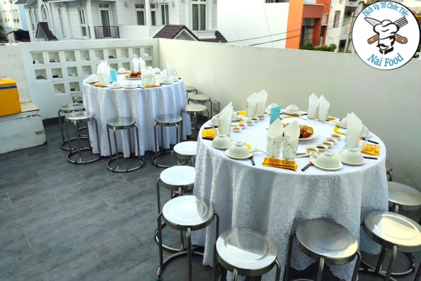 Không gian bữa tiệc trên sân thượng nhà anh Quân